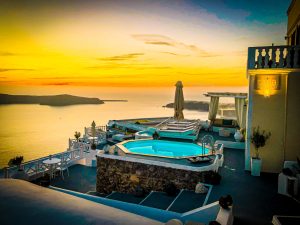 Read more about the article Santorini hotels with private pool. Top rated hotels.