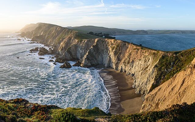 640px-Chimney_Rock_Trail_Point_Reyes_December_2016_panorama_1